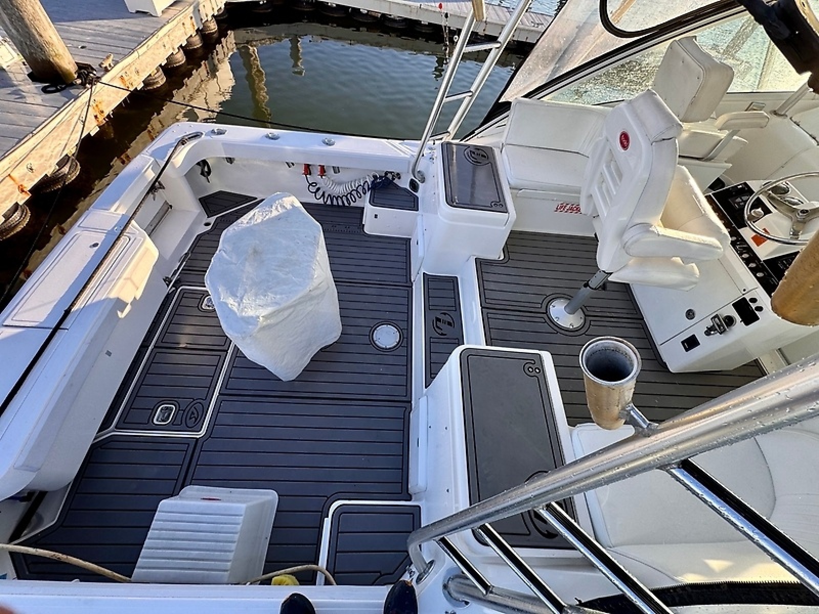 2005 Luhrs 32 Express