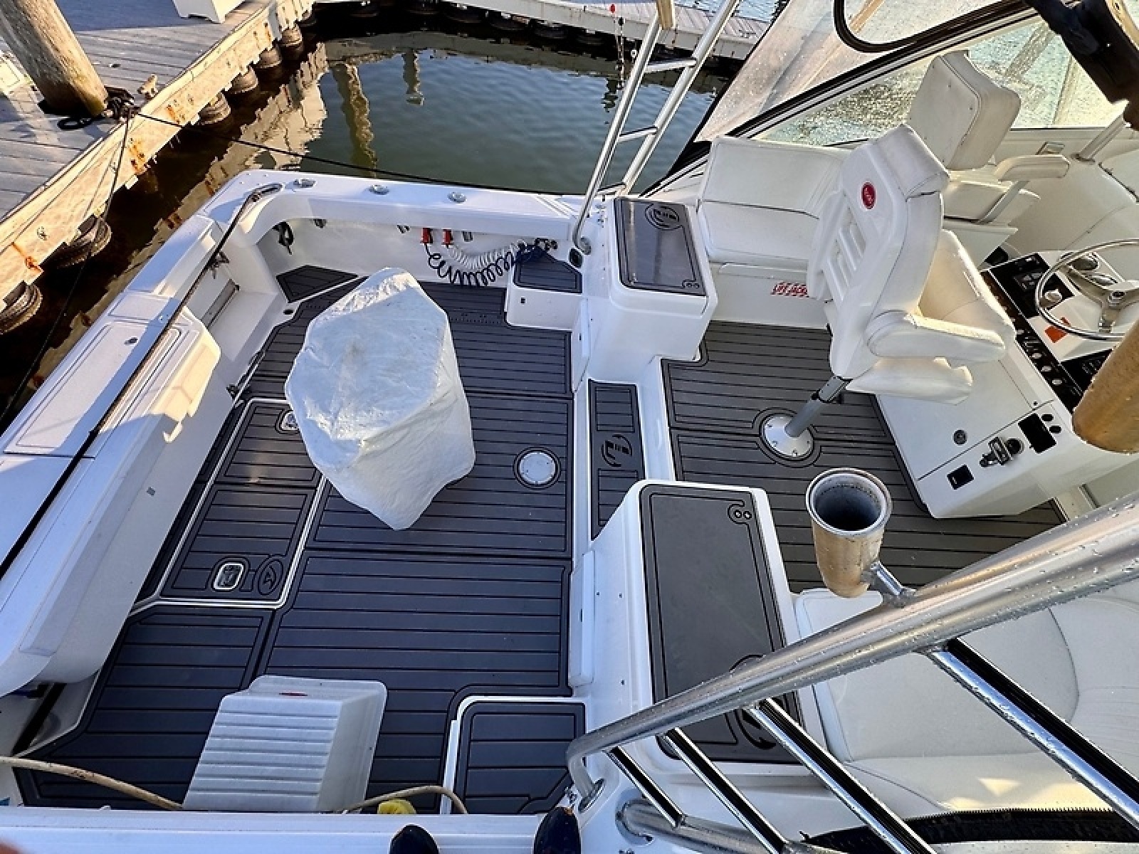 2005 Luhrs 32 Express