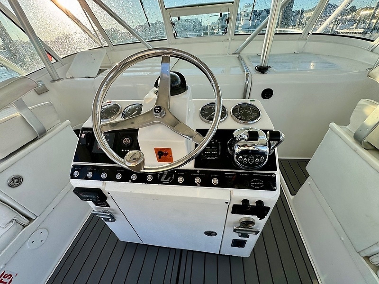 2005 Luhrs 32 Express