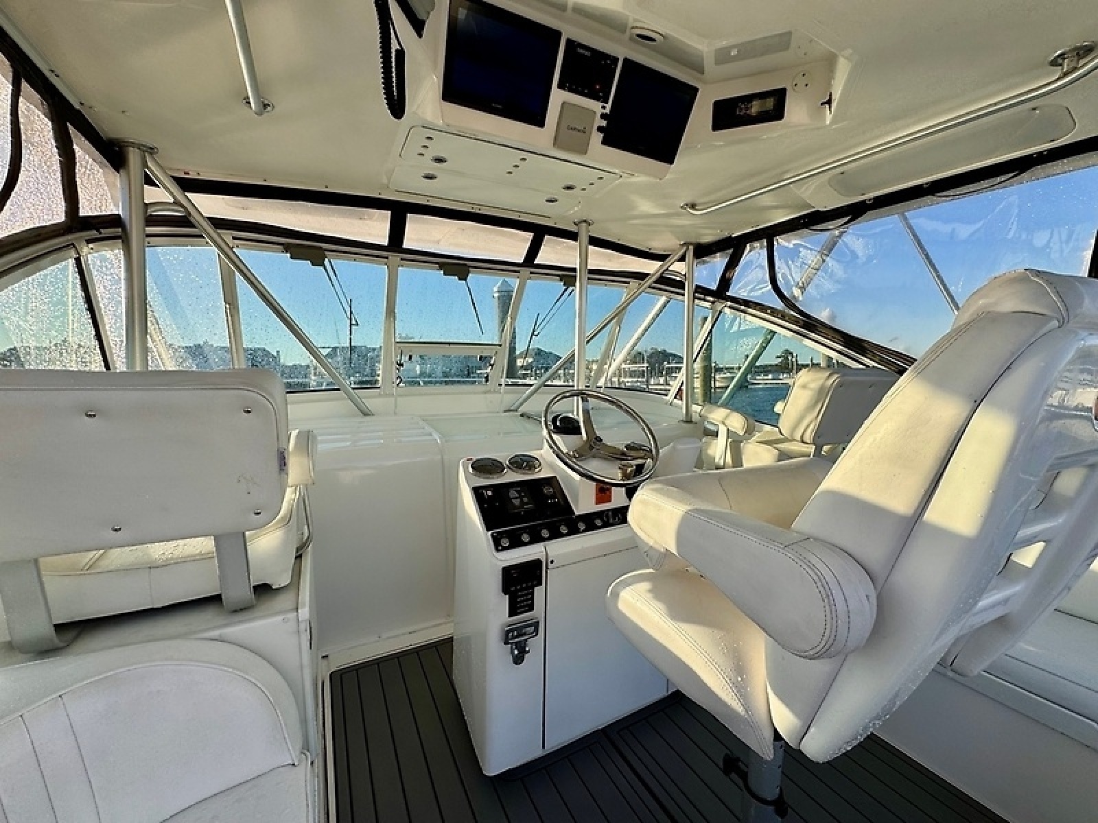 2005 Luhrs 32 Express