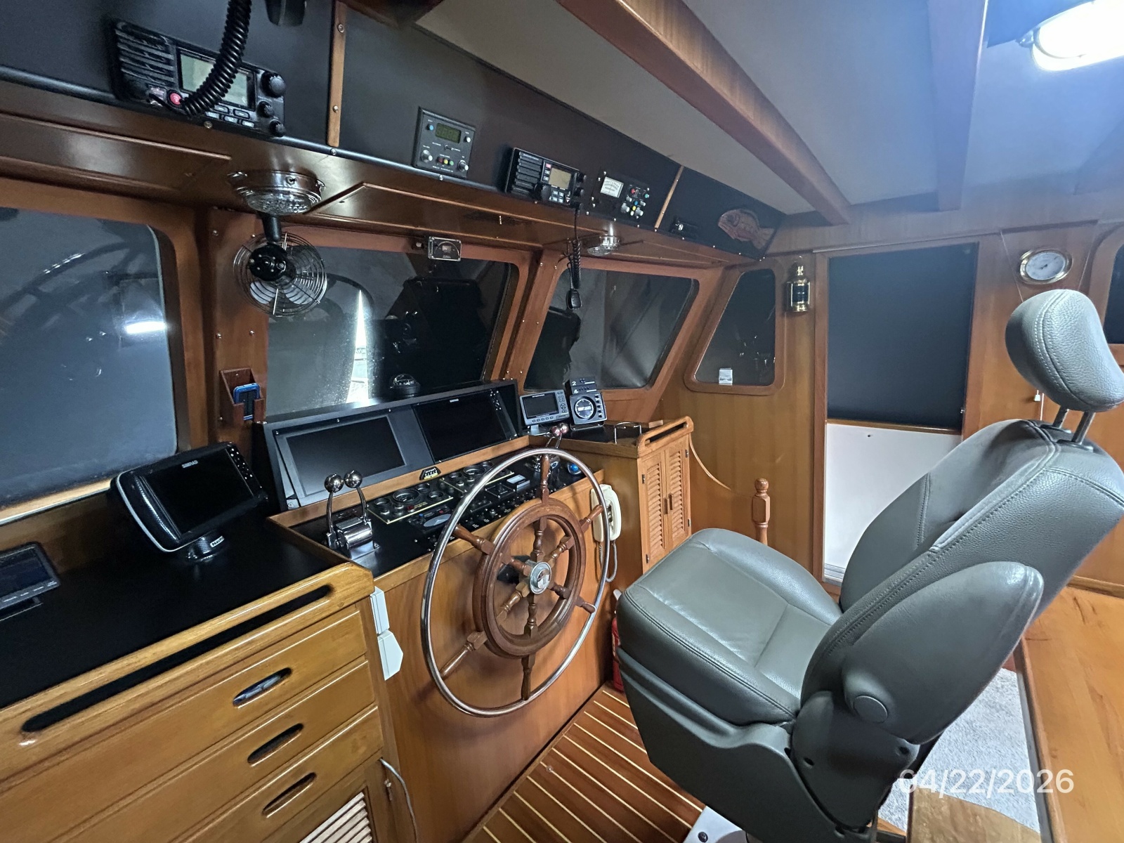 49' DeFever pilothouse helm1