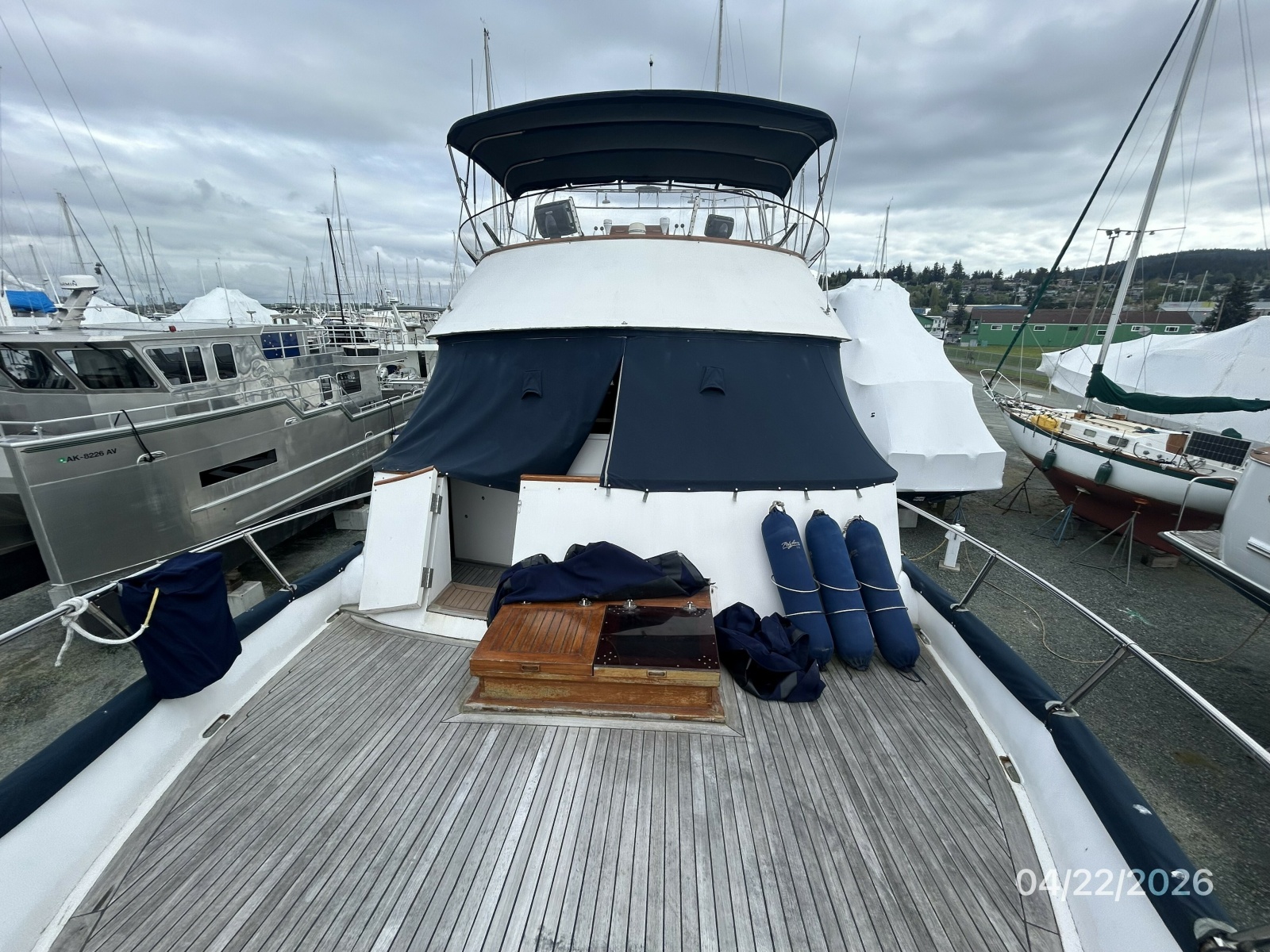 49' DeFever foredeck aft