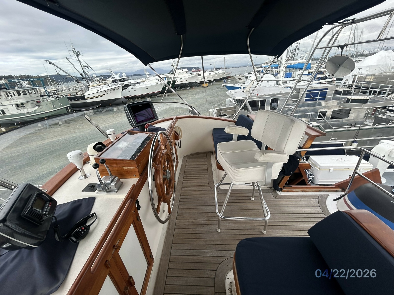 49' DeFever flybridge starboard