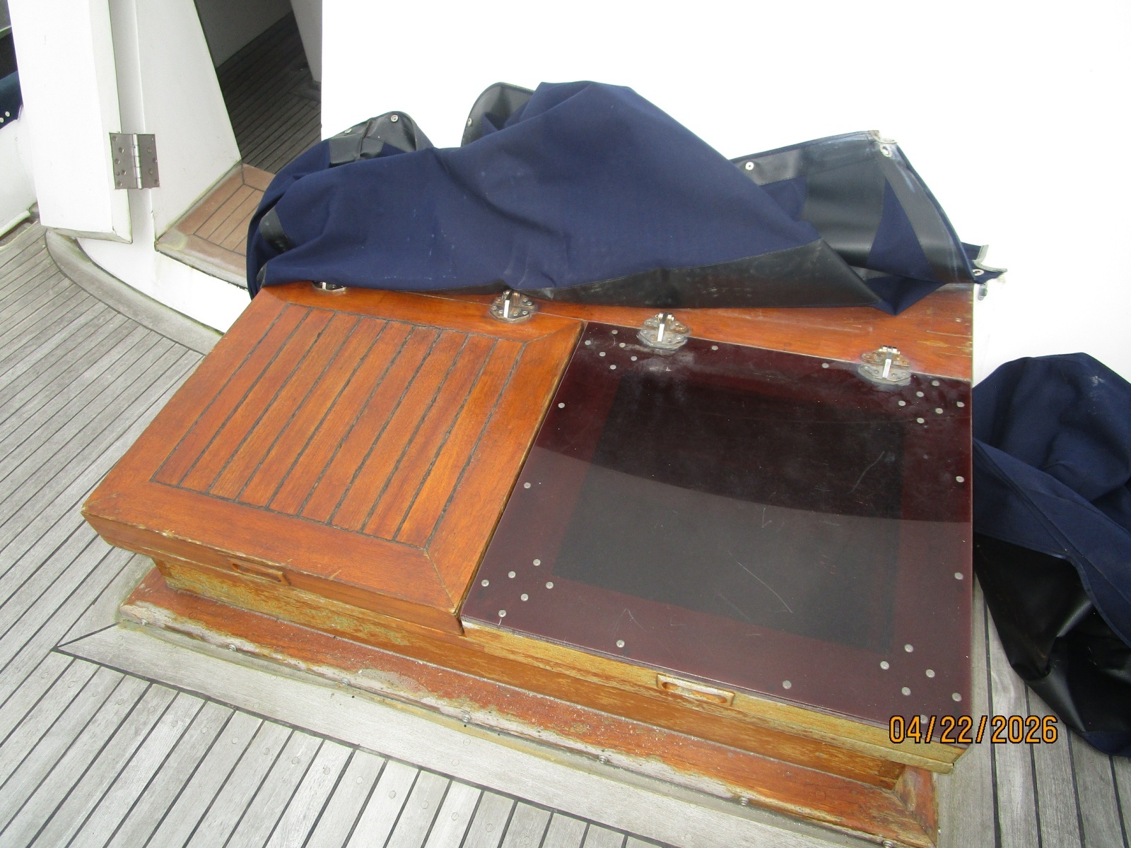 49' DeFever foredeck storage-hatch