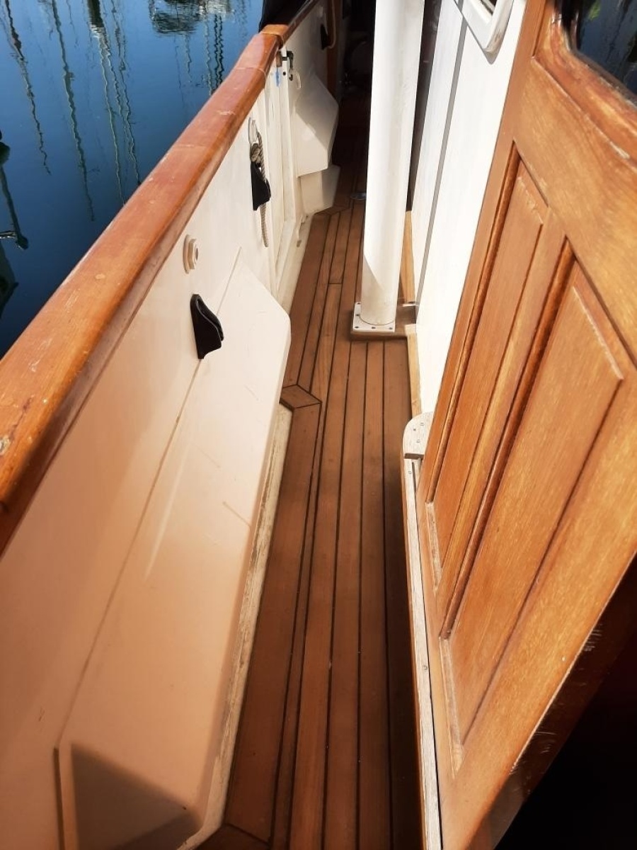 49' DeFever starboard side deck2