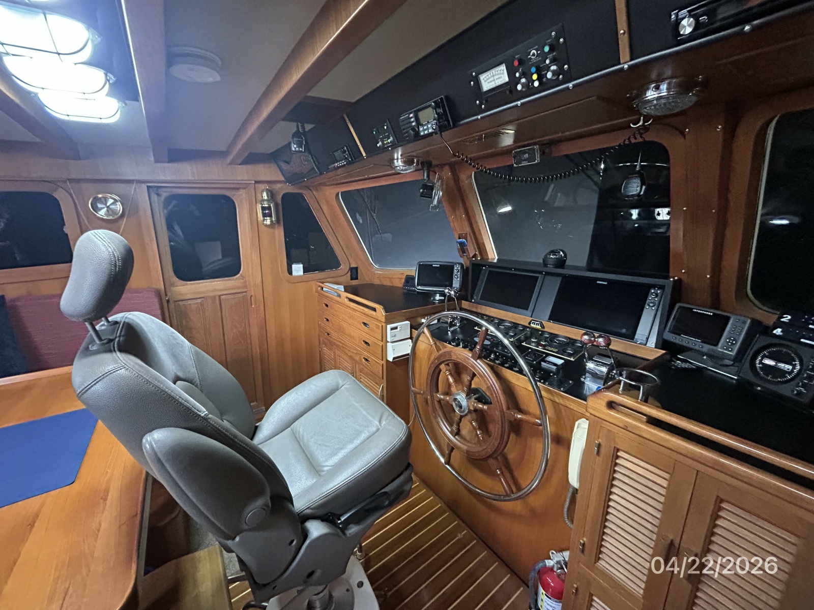49' DeFever pilothouse helm2