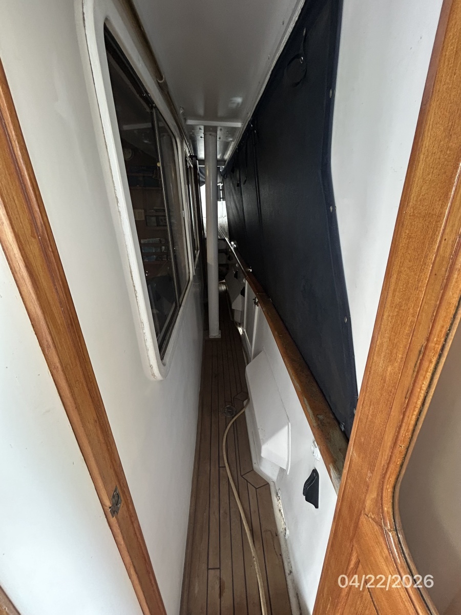 49' DeFever starboard side deck3