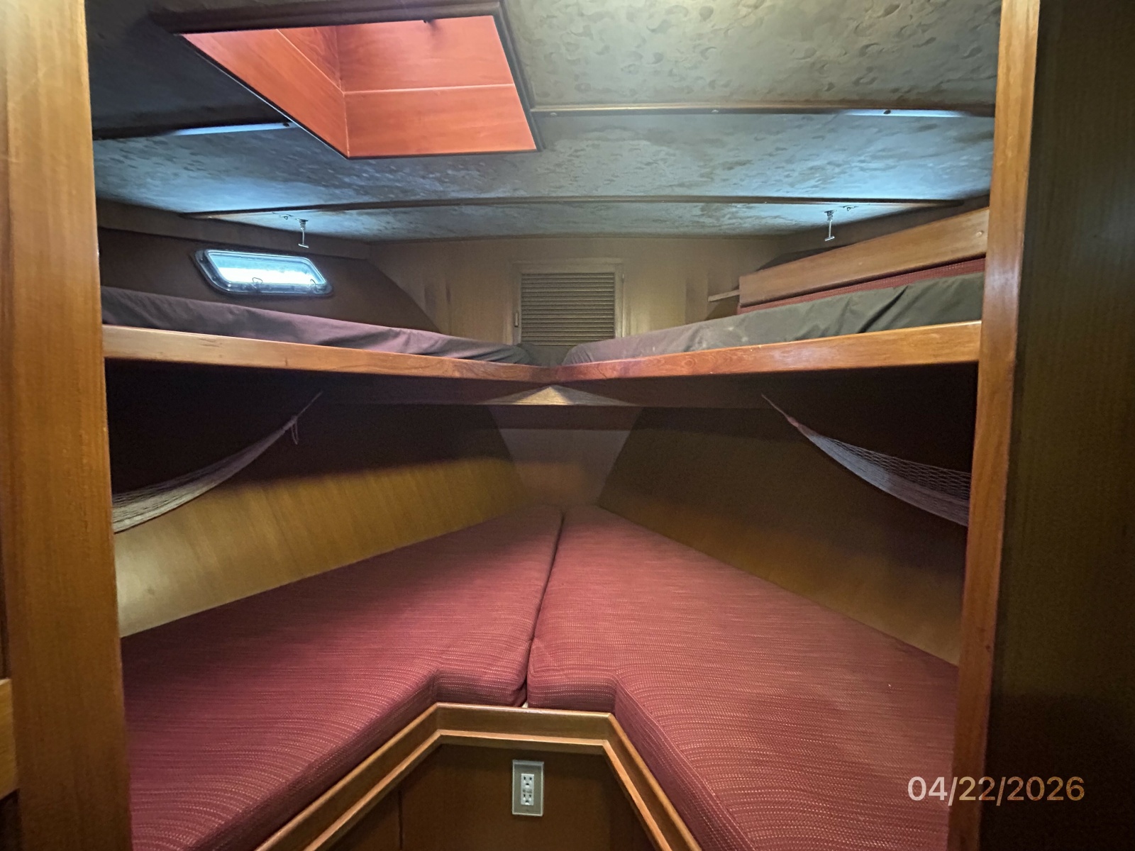 49' DeFever guest stateroom