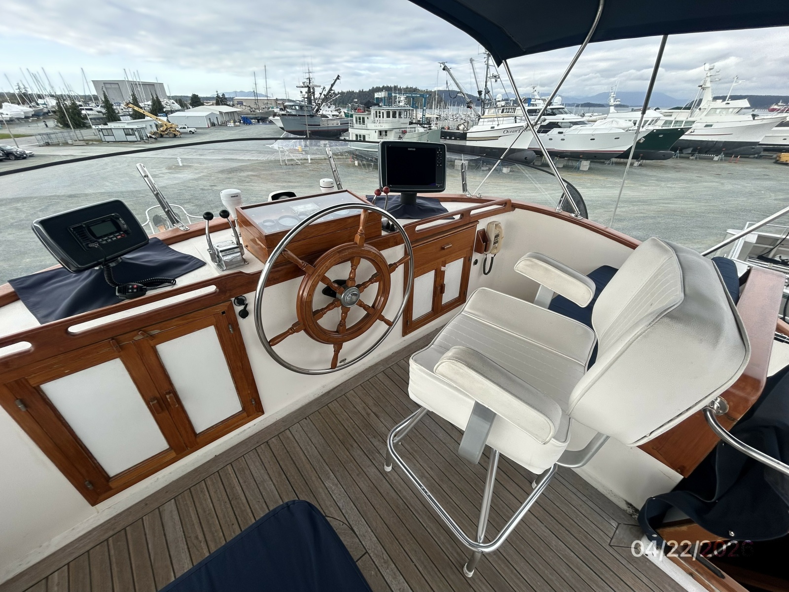 49' DeFever flybridge helm1