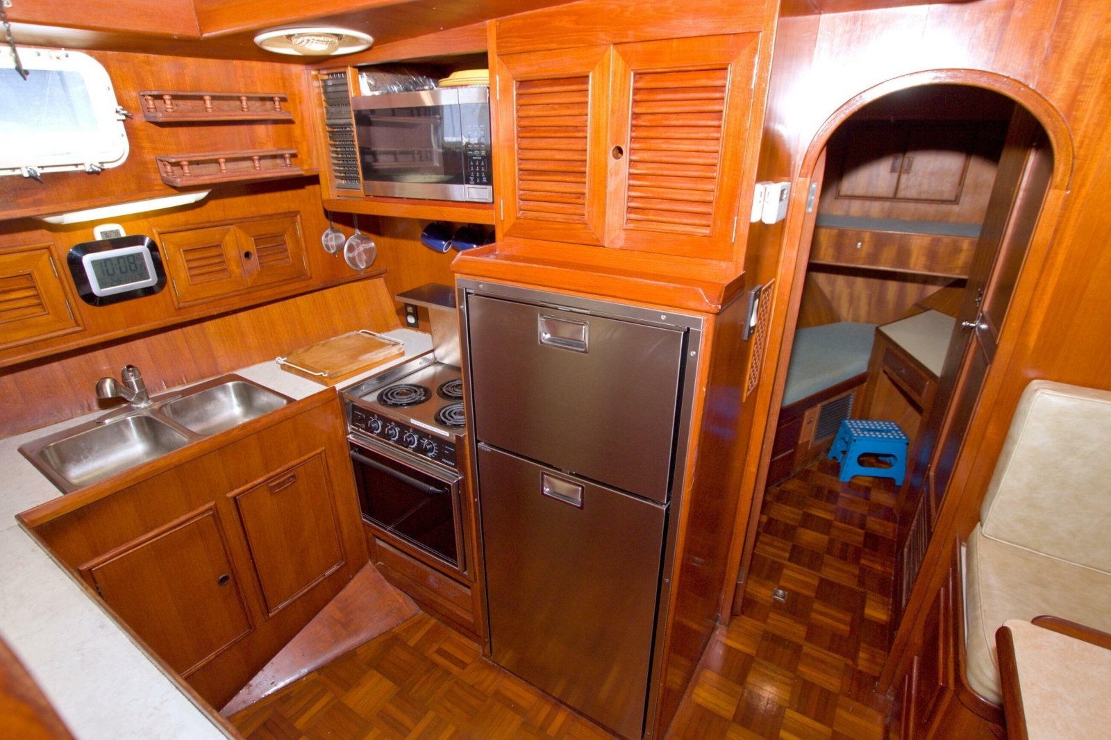 1984 Present Yachts 42 Sundeck