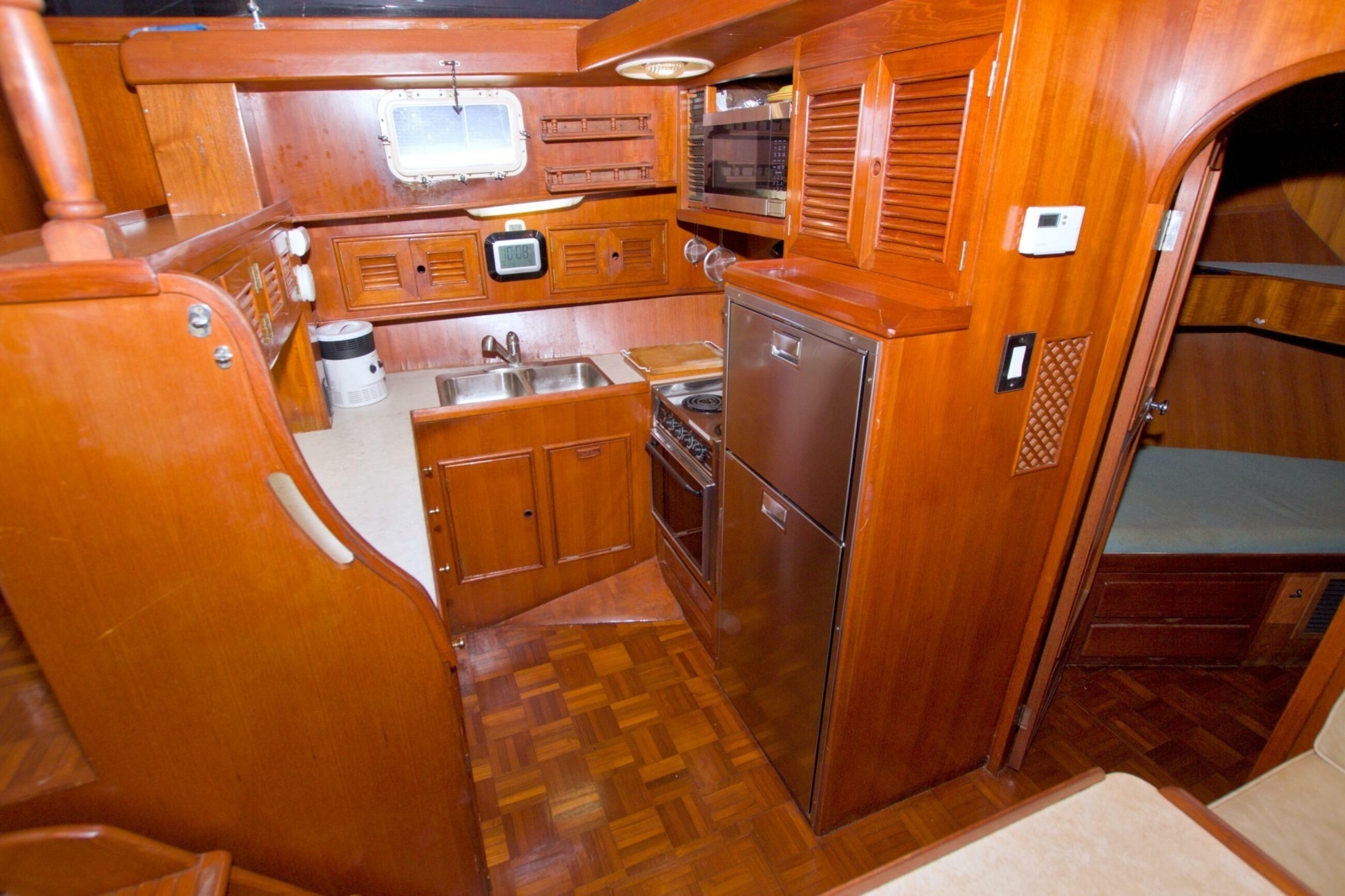 1984 Present Yachts 42 Sundeck
