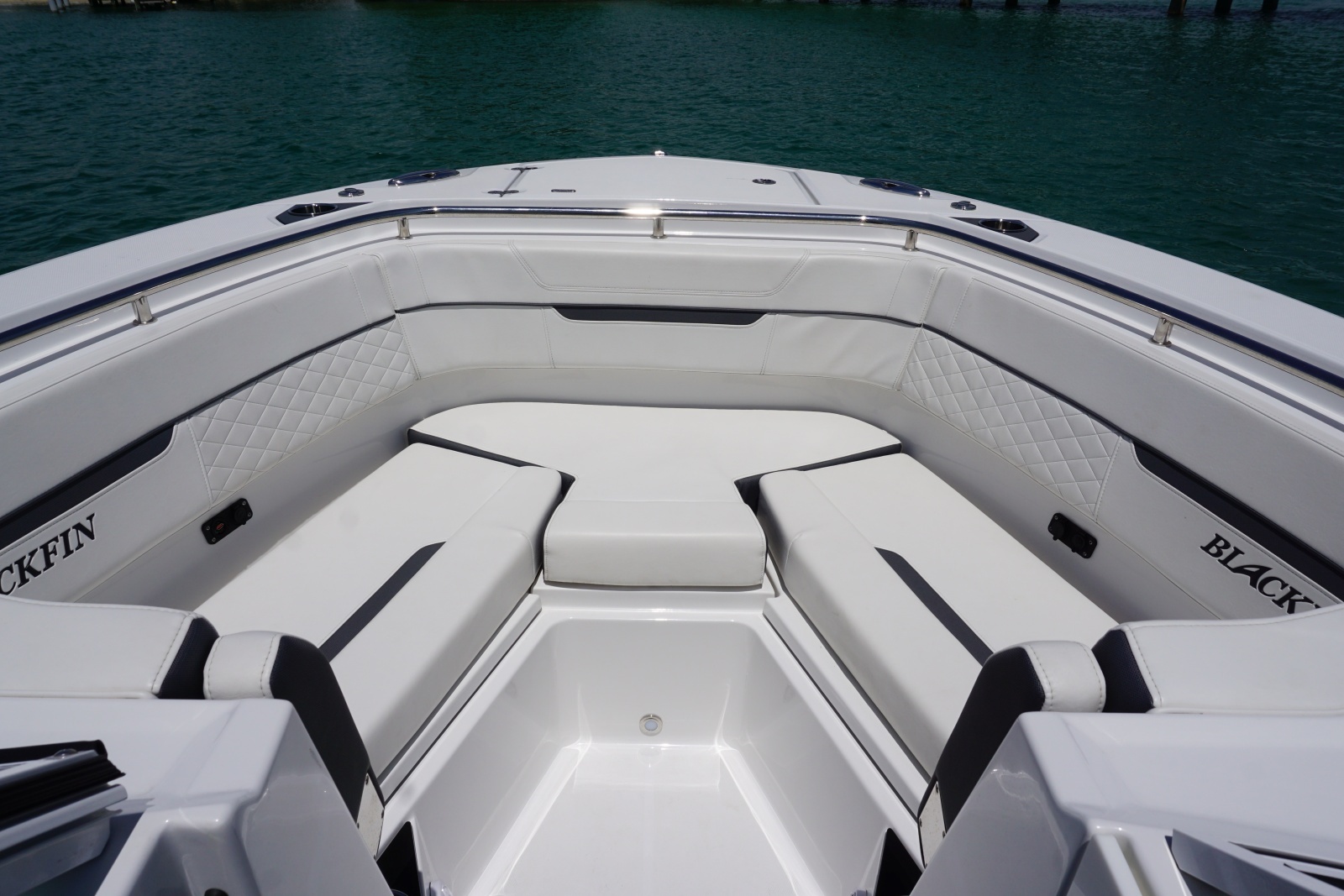 2023 27 Blackfin 272 DC Bow Seating (1)