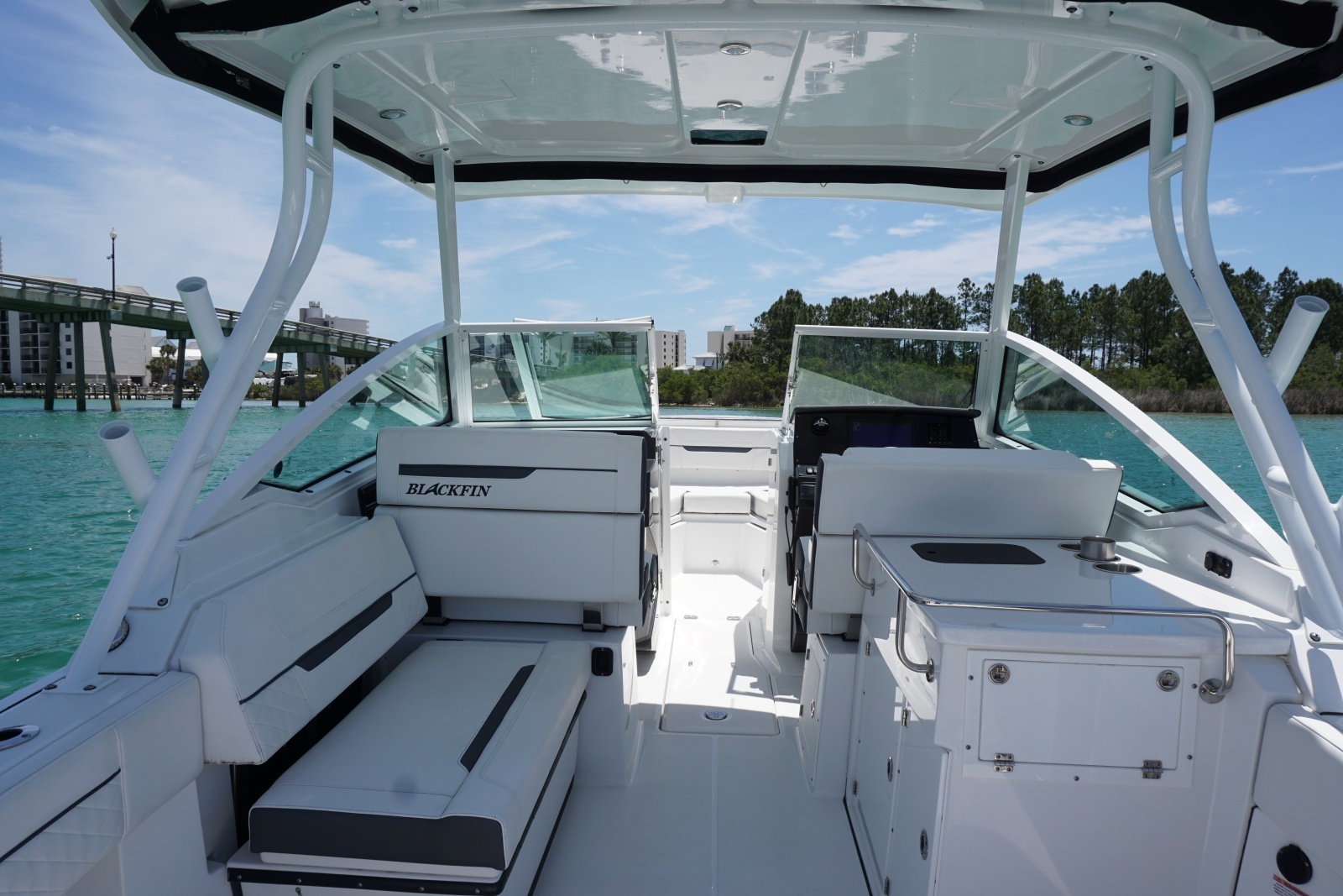 2023 27 Blackfin 272 DC Cockpit (8)