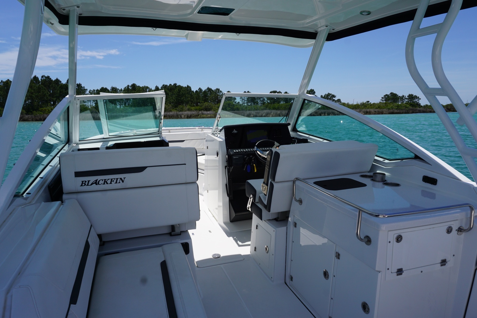 2023 27 Blackfin 272 DC Cockpit (7)