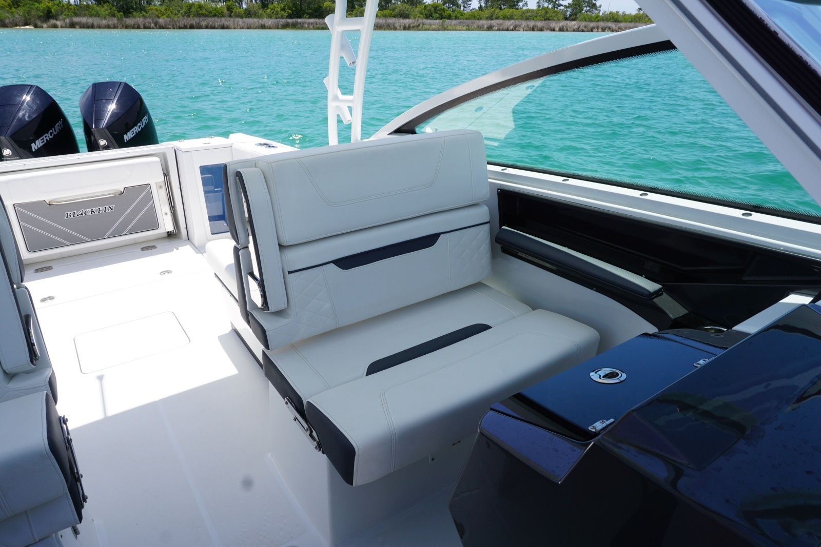 2023 27 Blackfin 272 DC Port Seating (4)