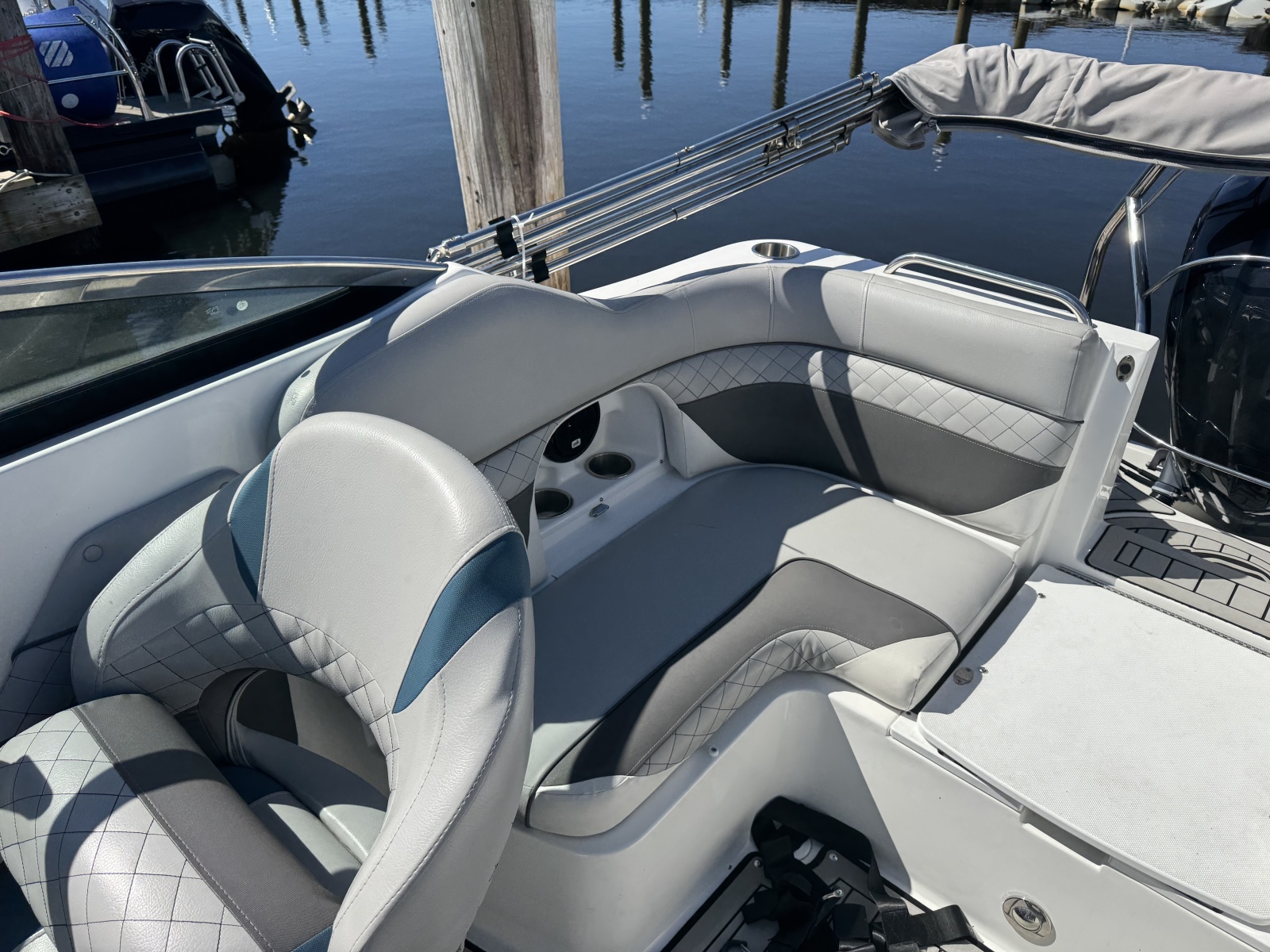 2019 Hurricane SunDeck 2486 OB