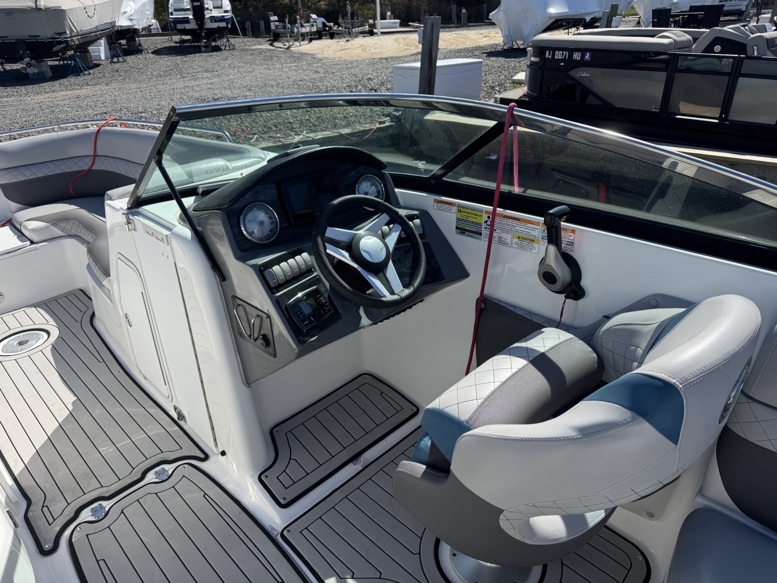 2019 Hurricane SunDeck 2486 OB