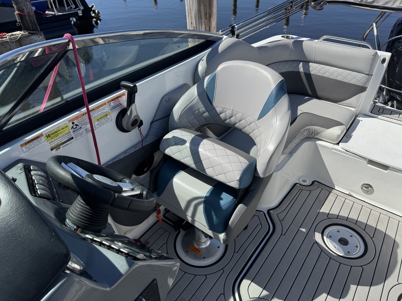 2019 Hurricane SunDeck 2486 OB