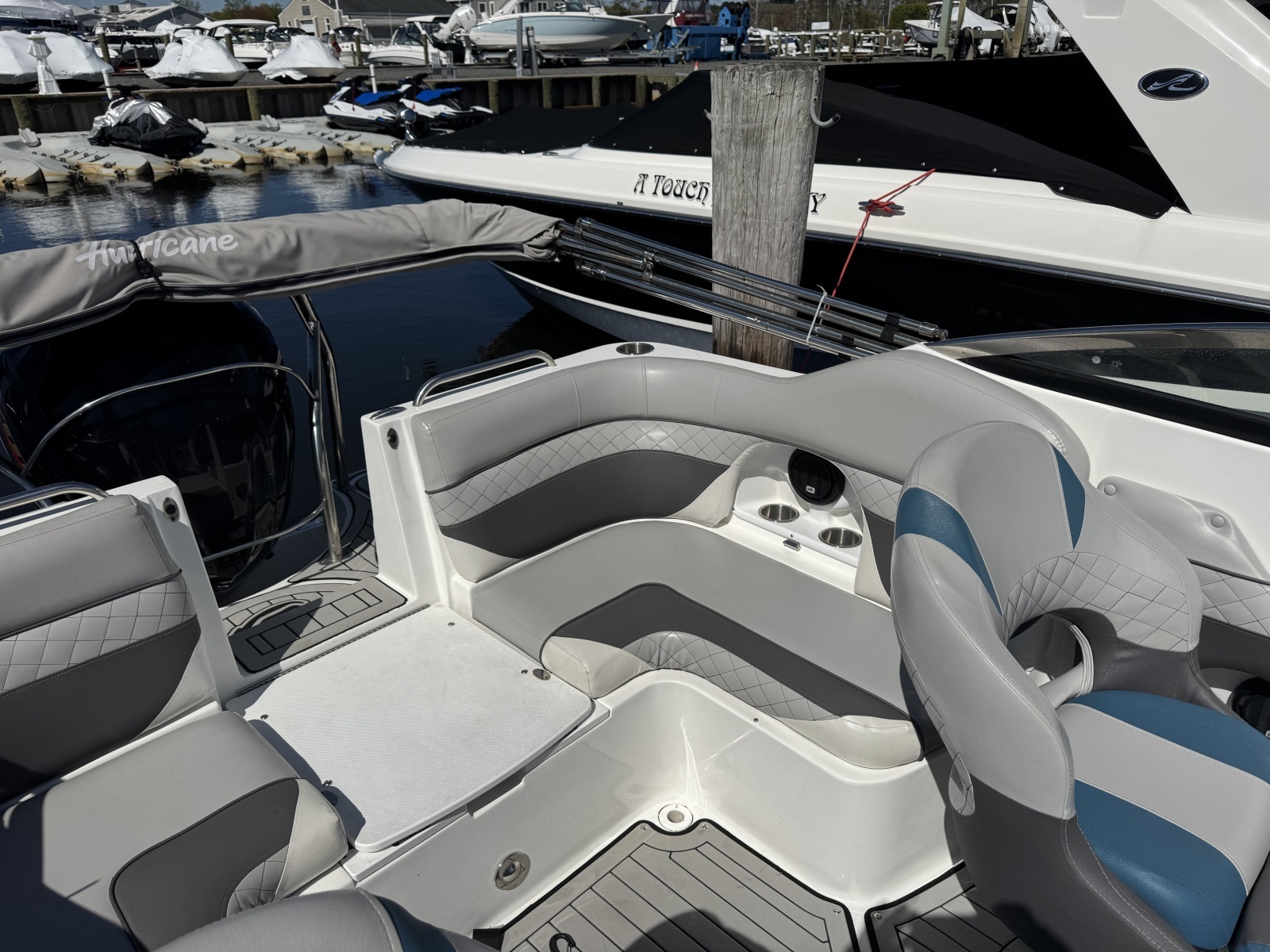 2019 Hurricane SunDeck 2486 OB