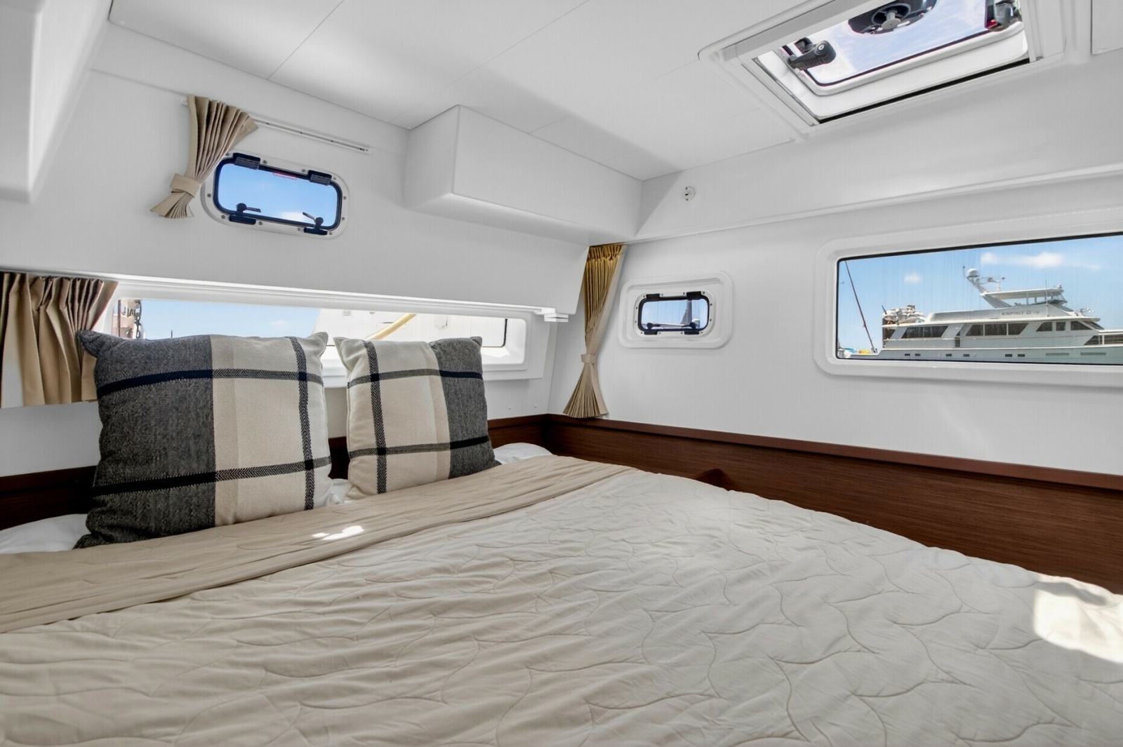 Paradise 42ft Lagoon Yacht For Sale
