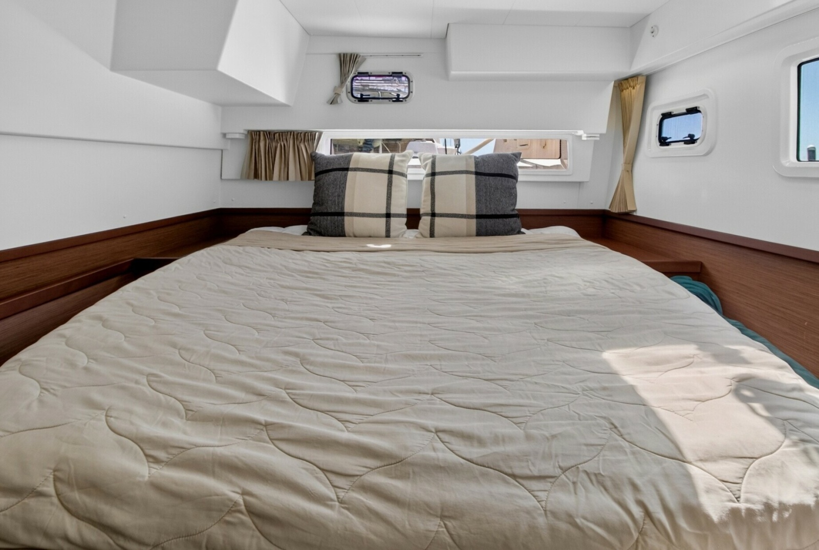 Paradise 42ft Lagoon Yacht For Sale