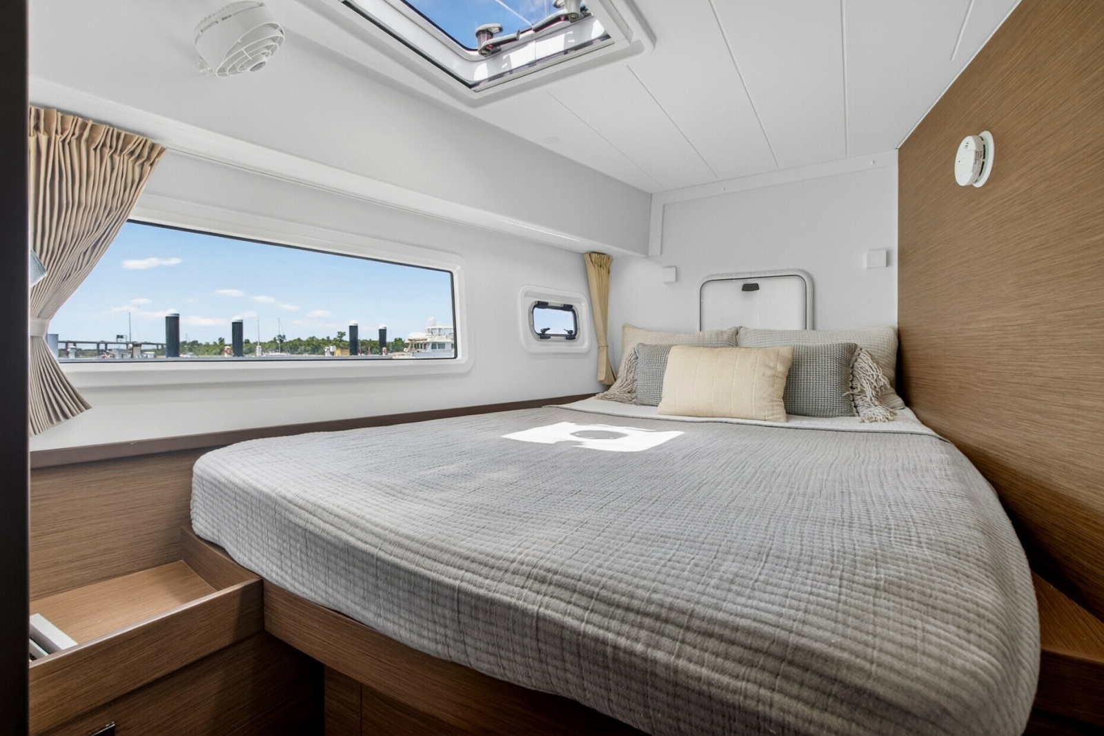 Paradise 42ft Lagoon Yacht For Sale