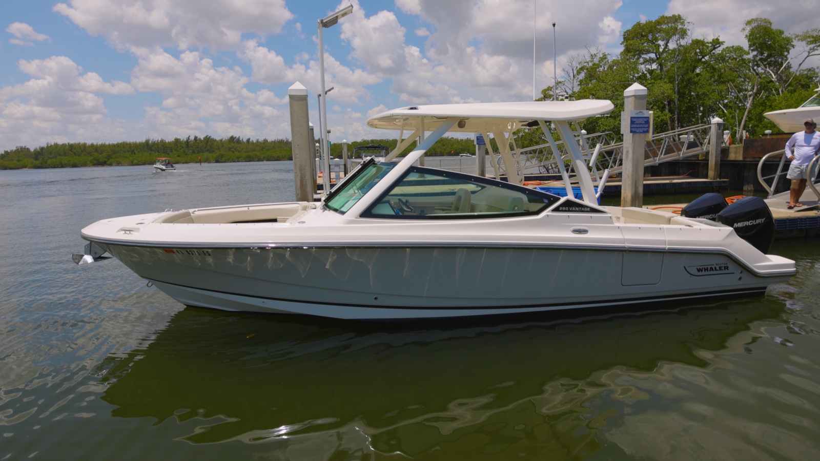 28' 2024 Boston Whaler Vantage