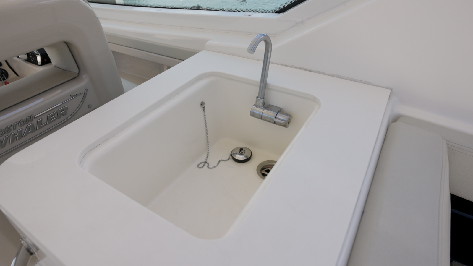 28' 2024 Boston Whaler Vantage