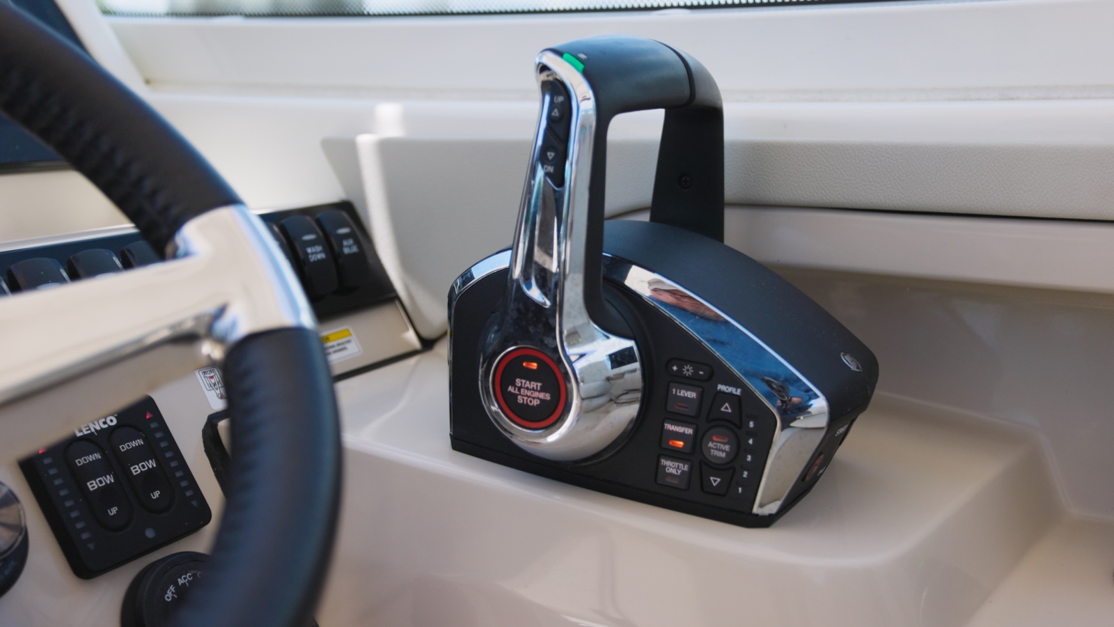 28' 2024 Boston Whaler Vantage