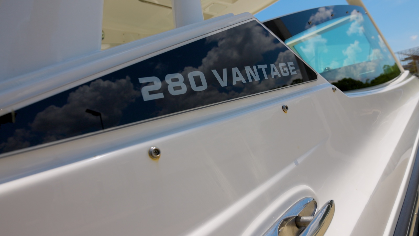 28' 2024 Boston Whaler Vantage