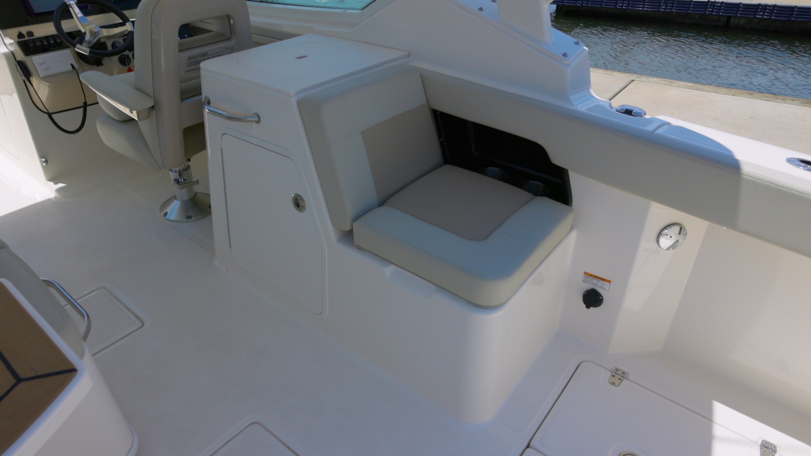 28' 2024 Boston Whaler Vantage