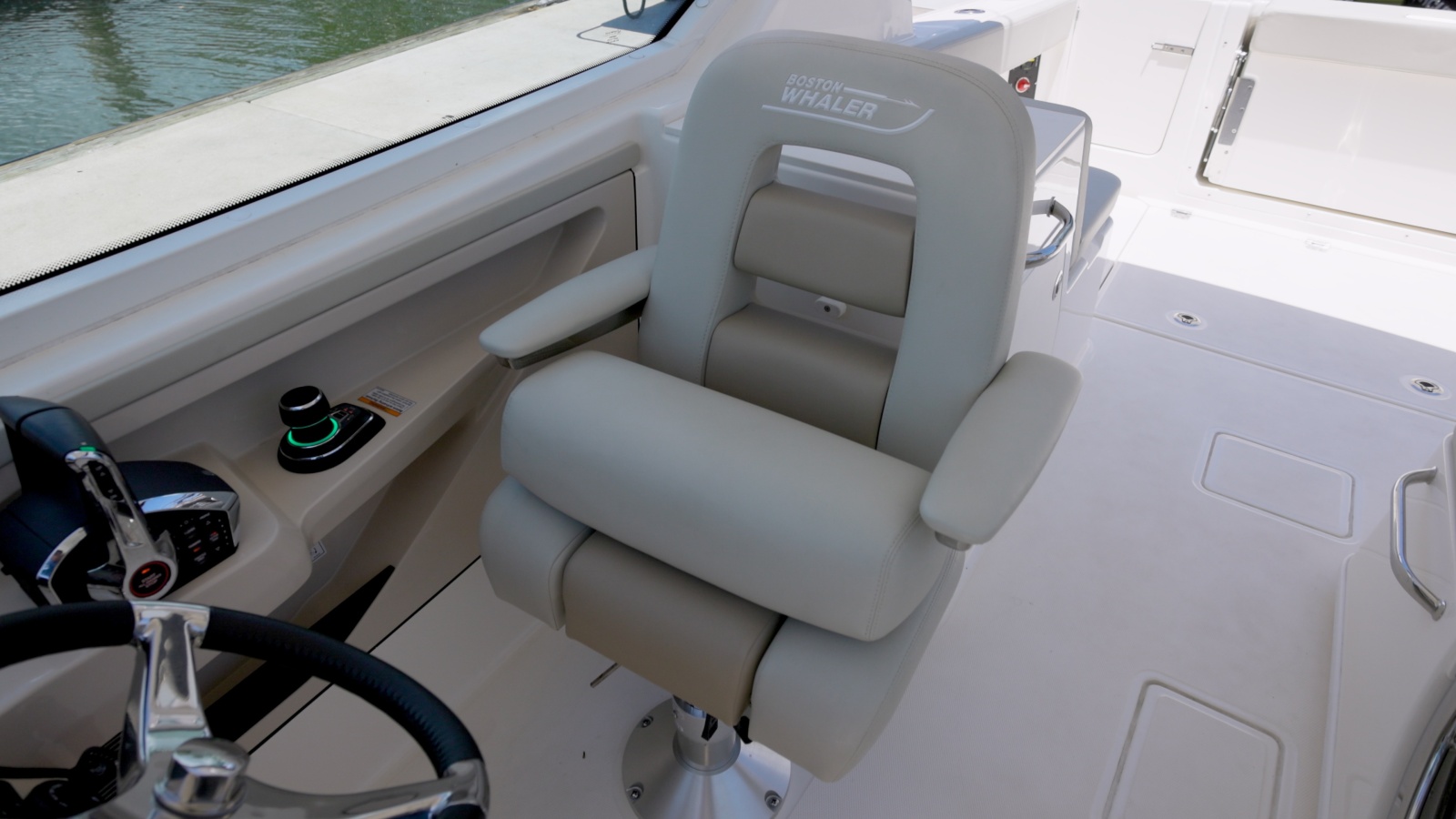 28' 2024 Boston Whaler Vantage