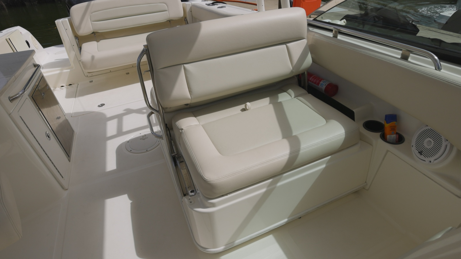 27' 2014 Boston Whaler Vantage