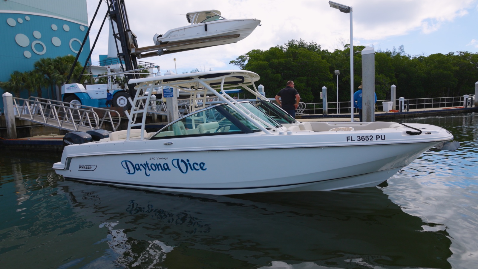 27' 2014 Boston Whaler Vantage