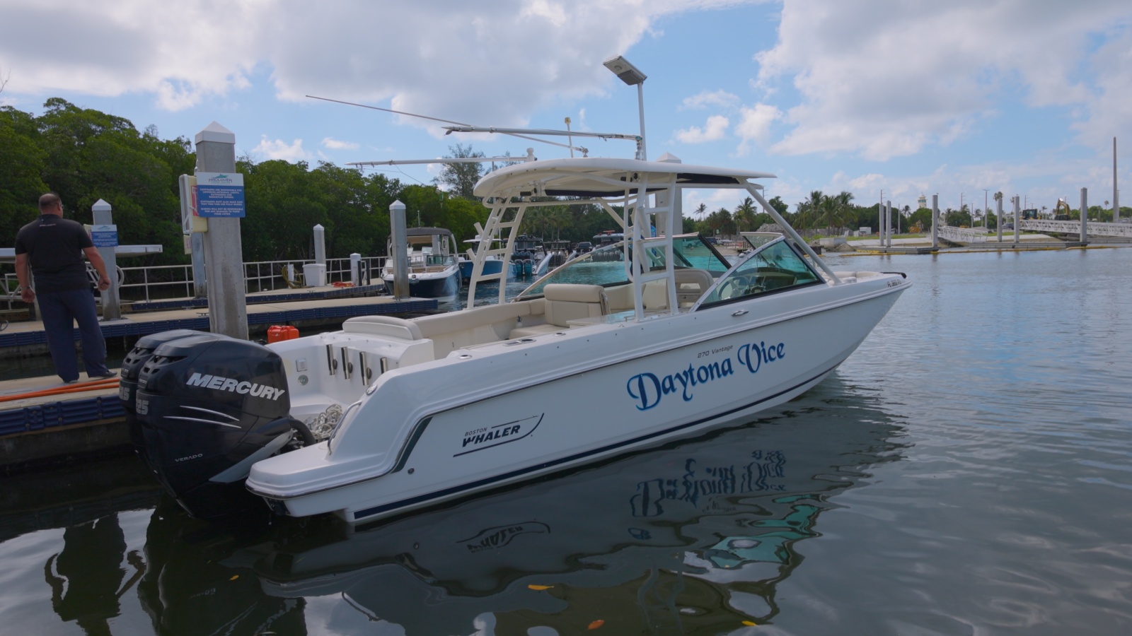 27' 2014 Boston Whaler Vantage