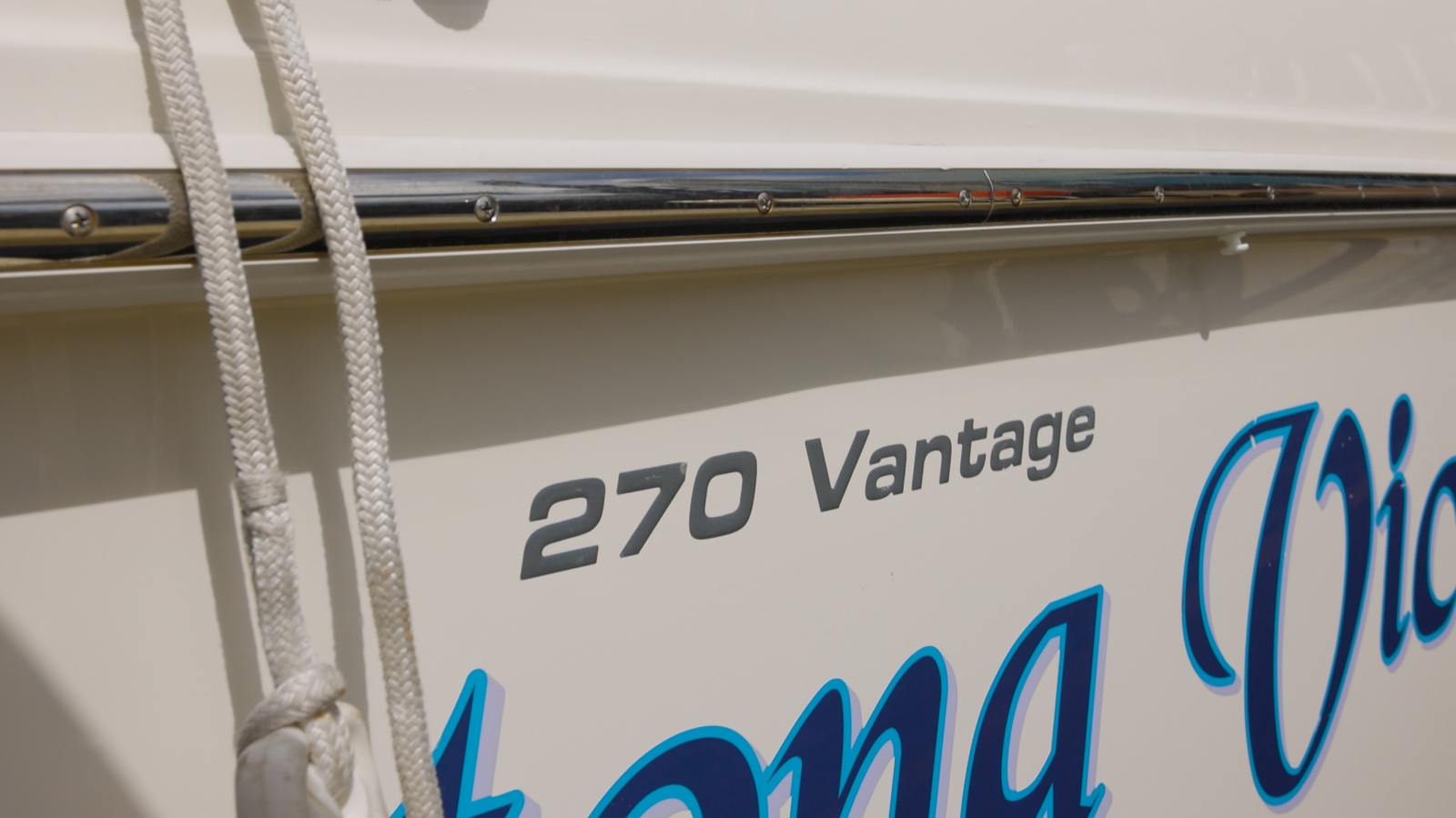 27' 2014 Boston Whaler Vantage