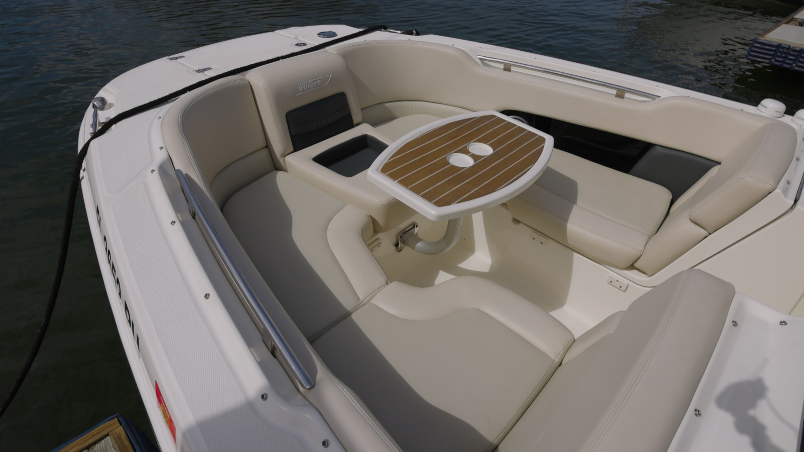 27' 2014 Boston Whaler Vantage