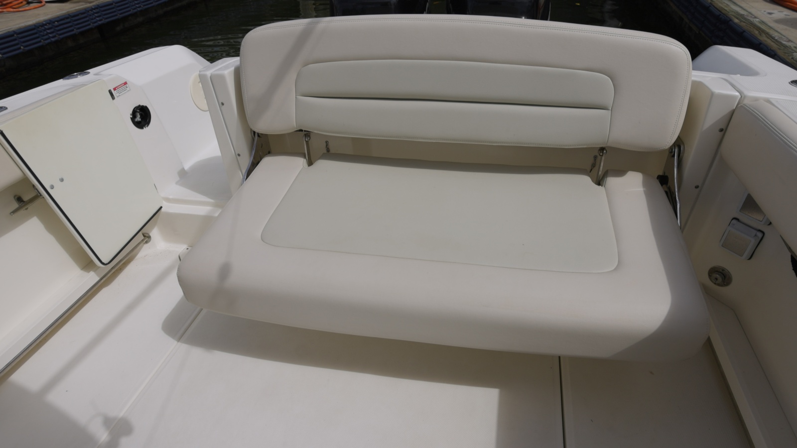 27' 2014 Boston Whaler Vantage