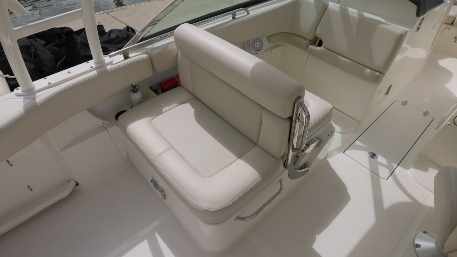 27' 2014 Boston Whaler Vantage