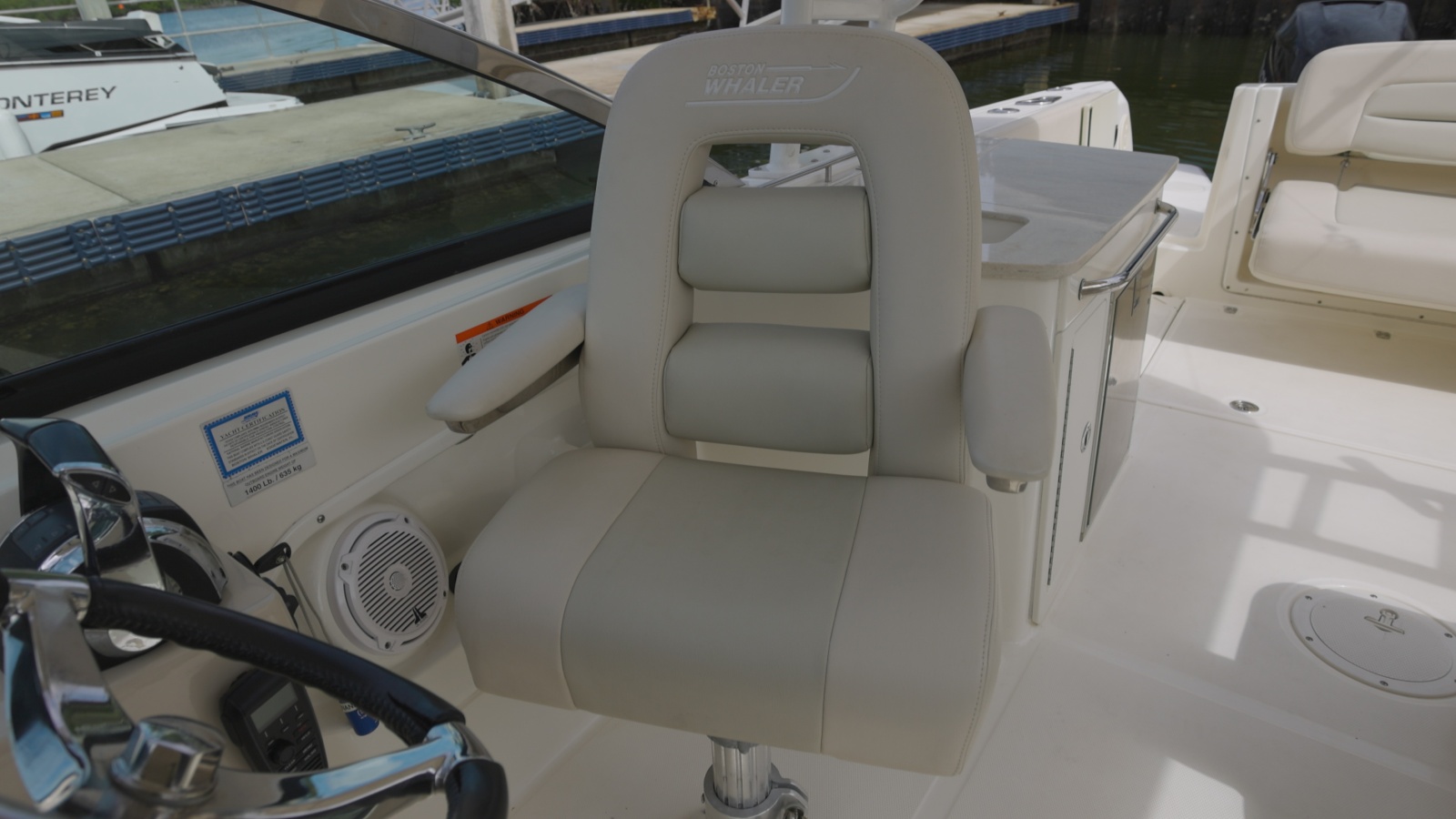 27' 2014 Boston Whaler Vantage