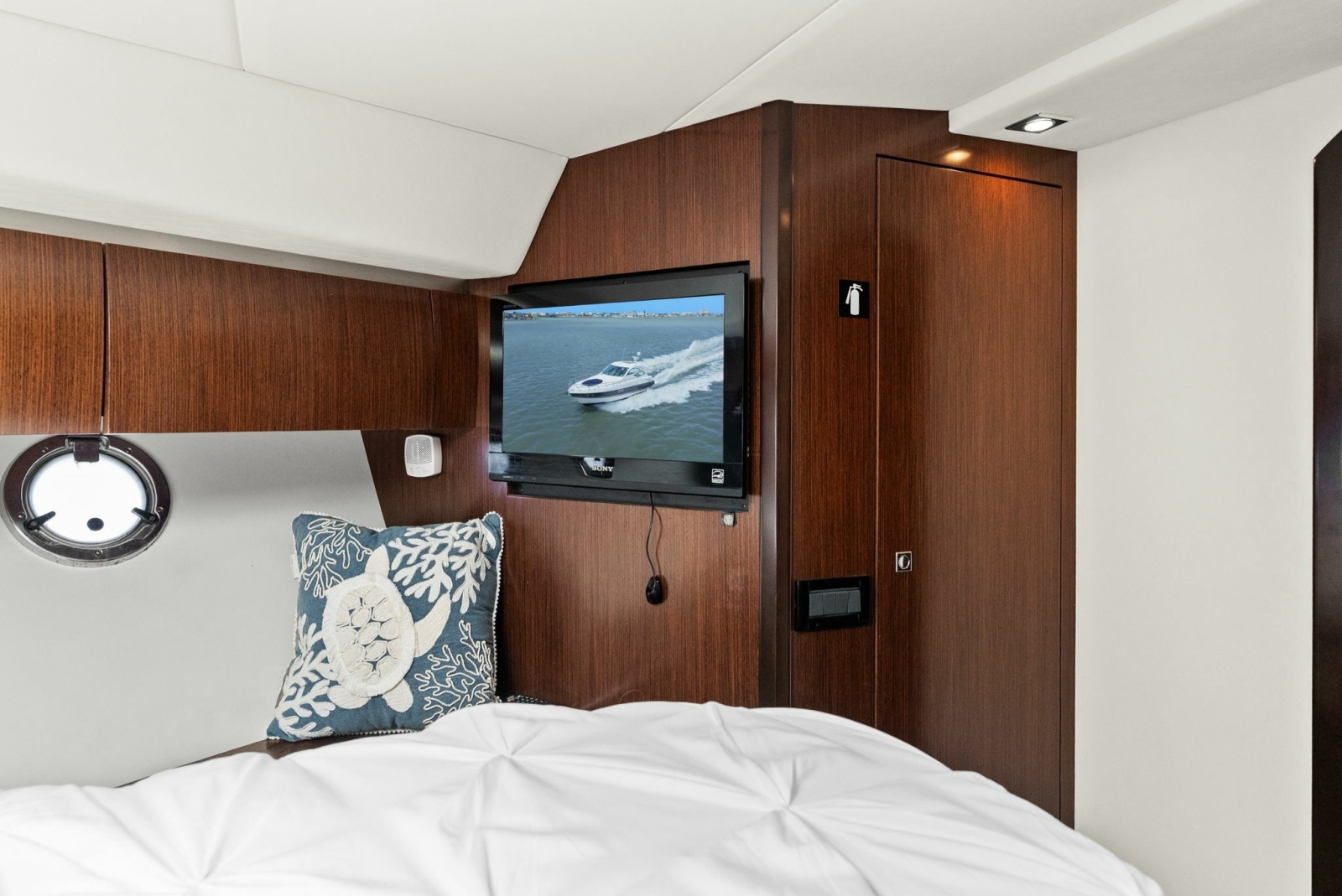 2012 Cruisers Yachts 540 Coupe