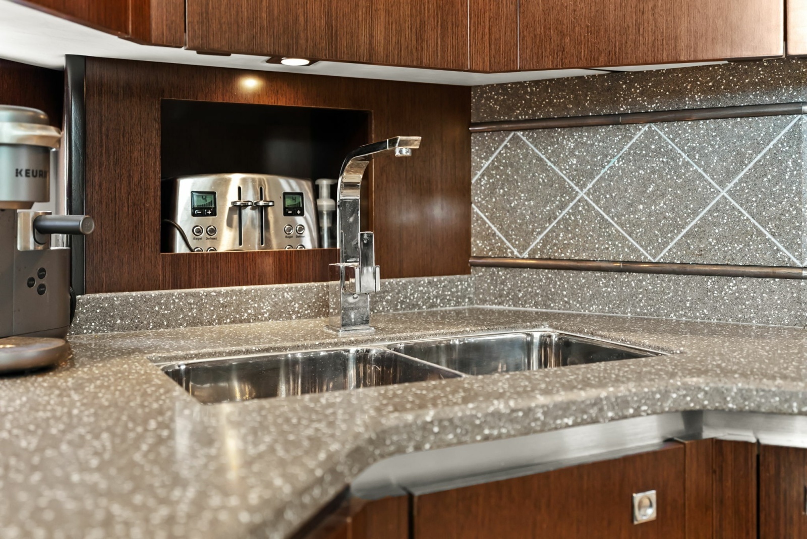 2012 Cruisers Yachts 540 Coupe