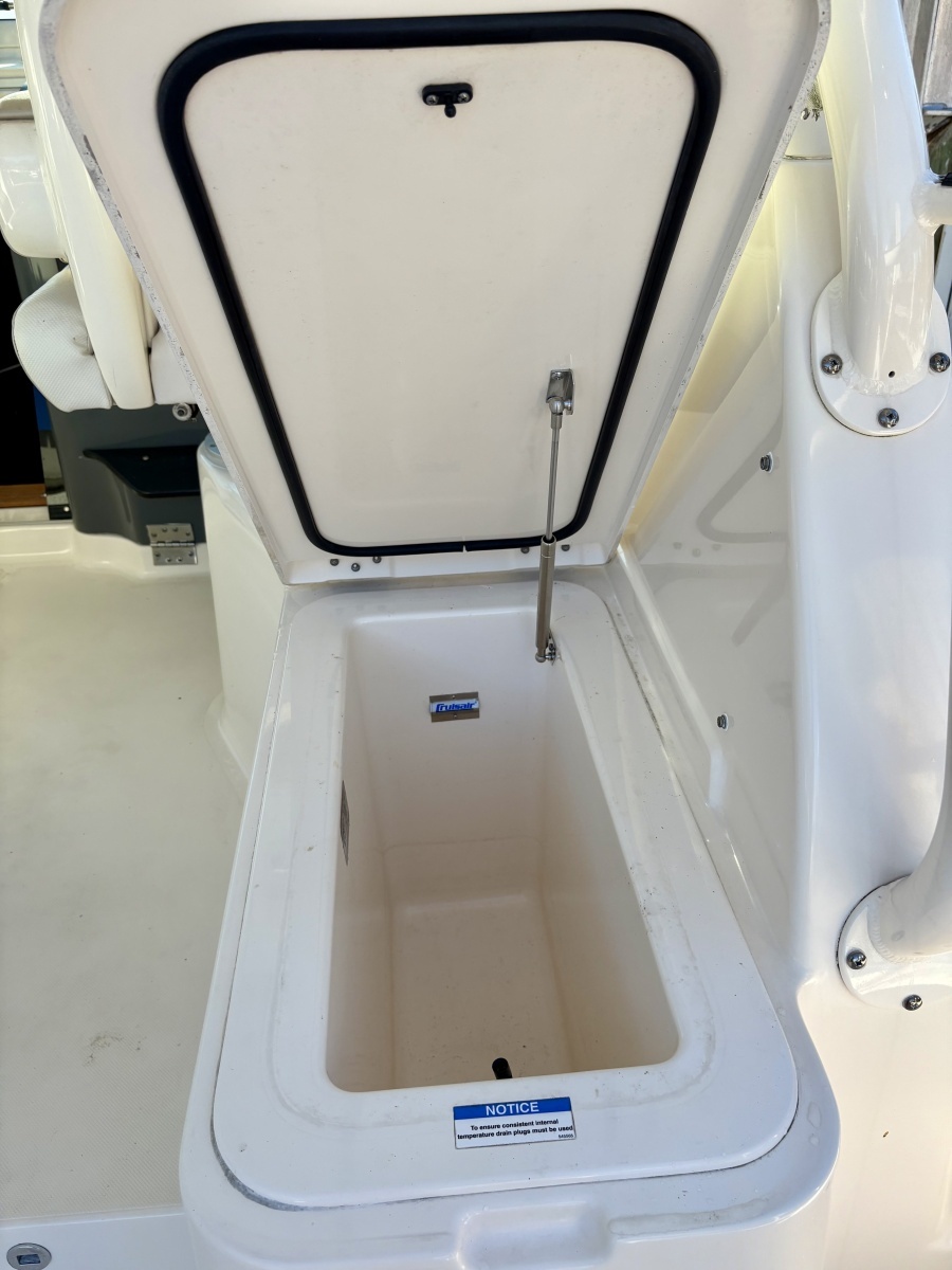 Pursuit 38 SALTY SUSEA - Cockpit