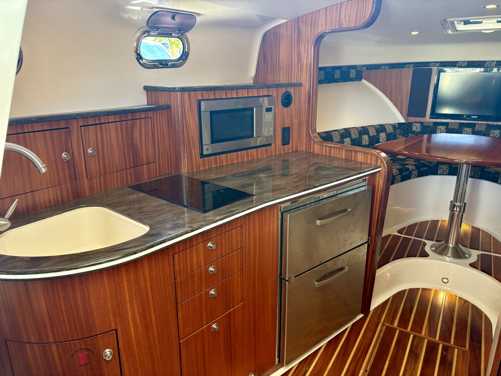 Pursuit 38 SALTY SUSEA - Interior