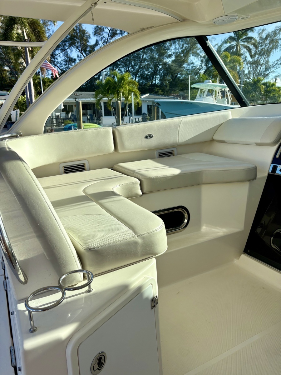 Pursuit 38 SALTY SUSEA - Helm Seating 