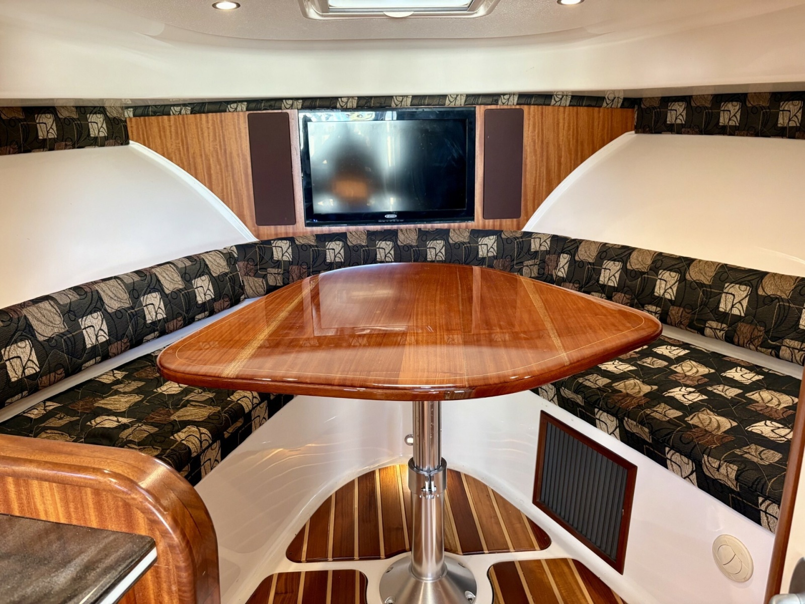 Pursuit 38 SALTY SUSEA - Interior