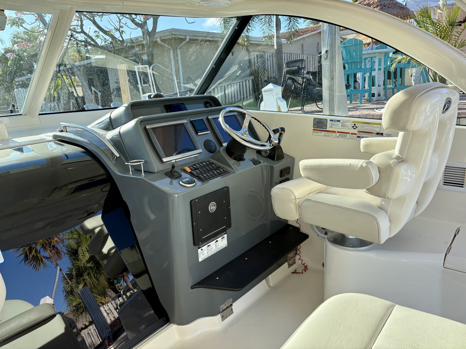 Pursuit 38 SALTY SUSEA - Helm