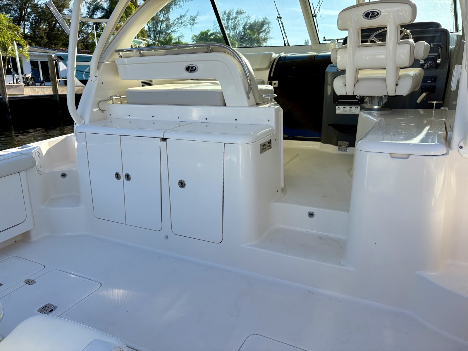 Pursuit 38 SALTY SUSEA - Cockpit