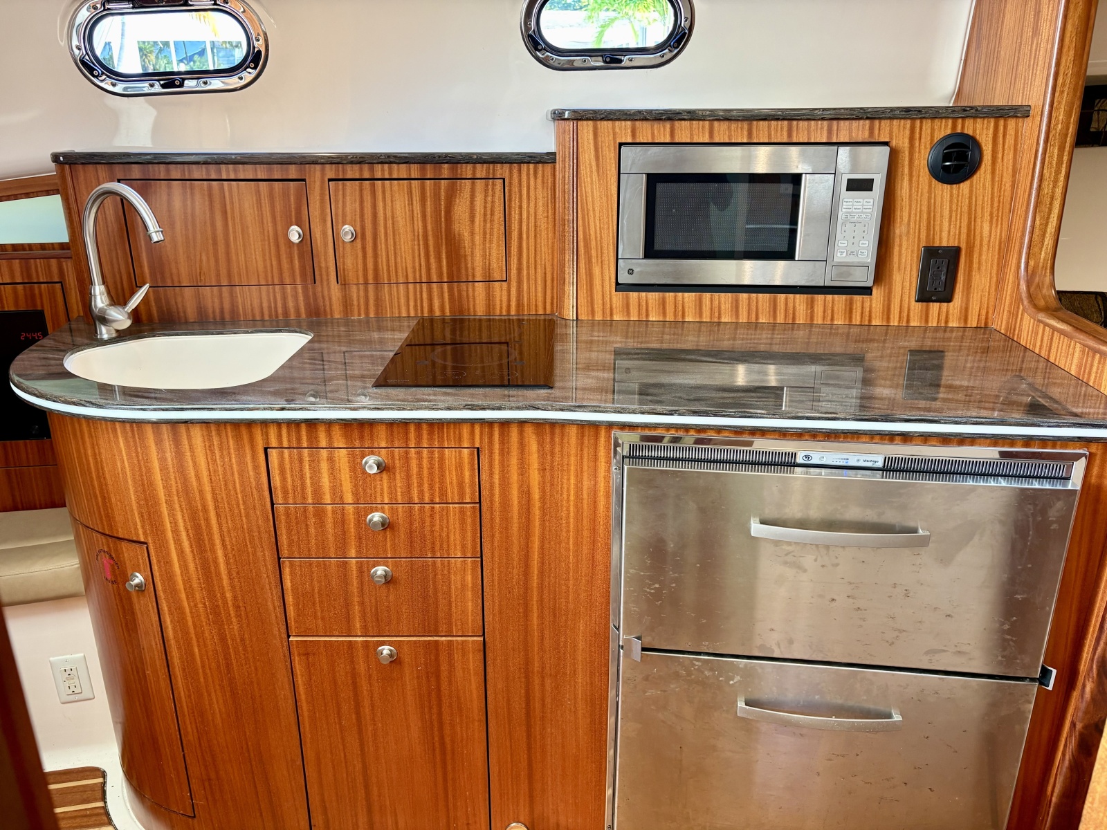 Pursuit 38 SALTY SUSEA - Interior