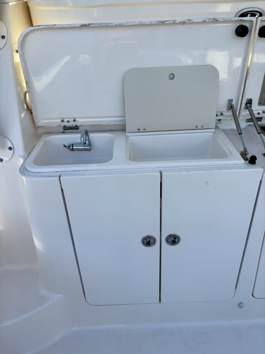 Pursuit 38 SALTY SUSEA - Cockpit